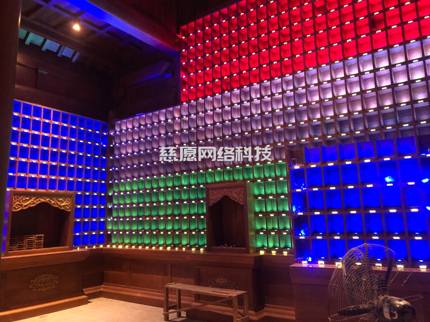 慈愿智能萬(wàn)佛墻和光明燈為什么要設(shè)計(jì)成32種可變顏色燈板，3種顏色的公示姓名牌？